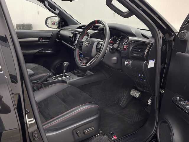 トヨタ ハイラックス Z GRスポーツ 長崎県 2023(令5)年 0.6万km アティチュードブラックマイカ トヨタセーフティセンス/・プリクラッシュセーフティ/・先行車発信告知/・レーンディパーチャーアラート/・レーンキープアシスト/純正8インチディスプレイオーディオ/・AppleCarplay対応/・Bluetooth/全方位モニター/４WD/クルーズコントロール/純正ETC/GRスポーツバー/ベッドライナー/IRカットフィルム/フォグライト/パドルシフト/LEDヘッドライト/ステアリングリモコン/純正バイザー/純正マット/純正１８インチアルミ/スマートキー/プッシュスタート