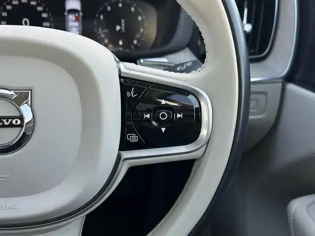ボルボ ＸＣ６０ B5 AWD インスクリプション 東京都 2021(令3)年 2.8万km パール 純正ナビ/360°カメラ/ハーマンカードンスピーカー/AppleCarPlay/ヘッドアップディスプレイ/ブラインドスポットモニター/ETC/パワーバックドア/メモリーシート/シートヒーター
