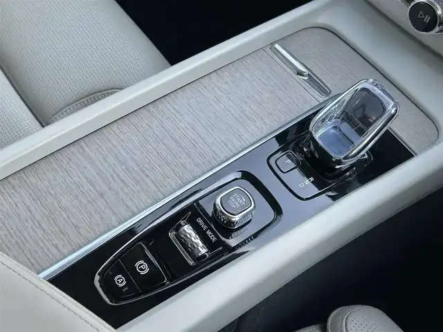 ボルボ ＸＣ６０ B5 AWD インスクリプション 東京都 2021(令3)年 2.8万km パール 純正ナビ/360°カメラ/ハーマンカードンスピーカー/AppleCarPlay/ヘッドアップディスプレイ/ブラインドスポットモニター/ETC/パワーバックドア/メモリーシート/シートヒーター