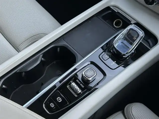 ボルボ ＸＣ６０ B5 AWD インスクリプション 東京都 2021(令3)年 2.8万km パール 純正ナビ/360°カメラ/ハーマンカードンスピーカー/AppleCarPlay/ヘッドアップディスプレイ/ブラインドスポットモニター/ETC/パワーバックドア/メモリーシート/シートヒーター