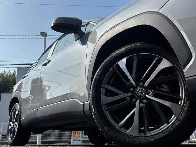 トヨタ カローラ クロス Z 熊本県 2023(令5)年 3万km セメントグレーメタリック ワンオーナー/純正ディスプレイーオーディオ/【Bluetooth/MiracastTM】/全周囲カメラ/バックカメラ/レーダークルーズコントロール/衝突軽減装置/レーンキープアシスト/コーナーセンサー/パワーバックドア/パワーシート/ハーフレザーシート/シートヒーター/ブレーキホールド/電動パーキング/純正18インチAW/前後ドライブレコーダー/ビルトインETC/オートLEDヘッドライト/ウィンカーミラー/プッシュスタート/ステアリングスイッチ/純正フロアマット/純正ドアバイザー/横滑り防止/盗難防止装置/保証書/取扱説明書