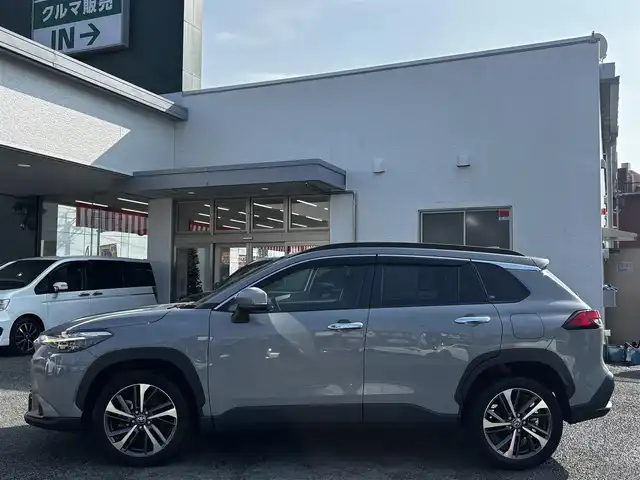 トヨタ カローラ クロス Z 熊本県 2023(令5)年 3万km セメントグレーメタリック ワンオーナー/純正ディスプレイーオーディオ/【Bluetooth/MiracastTM】/全周囲カメラ/バックカメラ/レーダークルーズコントロール/衝突軽減装置/レーンキープアシスト/コーナーセンサー/パワーバックドア/パワーシート/ハーフレザーシート/シートヒーター/ブレーキホールド/電動パーキング/純正18インチAW/前後ドライブレコーダー/ビルトインETC/オートLEDヘッドライト/ウィンカーミラー/プッシュスタート/ステアリングスイッチ/純正フロアマット/純正ドアバイザー/横滑り防止/盗難防止装置/保証書/取扱説明書