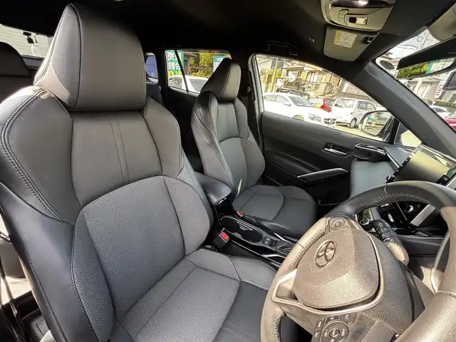 トヨタ カローラ クロス Z 熊本県 2023(令5)年 3万km セメントグレーメタリック ワンオーナー/純正ディスプレイーオーディオ/【Bluetooth/MiracastTM】/全周囲カメラ/バックカメラ/レーダークルーズコントロール/衝突軽減装置/レーンキープアシスト/コーナーセンサー/パワーバックドア/パワーシート/ハーフレザーシート/シートヒーター/ブレーキホールド/電動パーキング/純正18インチAW/前後ドライブレコーダー/ビルトインETC/オートLEDヘッドライト/ウィンカーミラー/プッシュスタート/ステアリングスイッチ/純正フロアマット/純正ドアバイザー/横滑り防止/盗難防止装置/保証書/取扱説明書