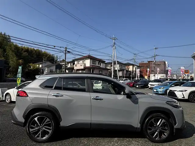 トヨタ カローラ クロス Z 熊本県 2023(令5)年 3万km セメントグレーメタリック ワンオーナー/純正ディスプレイーオーディオ/【Bluetooth/MiracastTM】/全周囲カメラ/バックカメラ/レーダークルーズコントロール/衝突軽減装置/レーンキープアシスト/コーナーセンサー/パワーバックドア/パワーシート/ハーフレザーシート/シートヒーター/ブレーキホールド/電動パーキング/純正18インチAW/前後ドライブレコーダー/ビルトインETC/オートLEDヘッドライト/ウィンカーミラー/プッシュスタート/ステアリングスイッチ/純正フロアマット/純正ドアバイザー/横滑り防止/盗難防止装置/保証書/取扱説明書