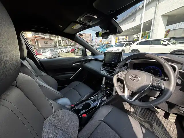 トヨタ カローラ クロス Z 熊本県 2023(令5)年 3万km セメントグレーメタリック ワンオーナー/純正ディスプレイーオーディオ/【Bluetooth/MiracastTM】/全周囲カメラ/バックカメラ/レーダークルーズコントロール/衝突軽減装置/レーンキープアシスト/コーナーセンサー/パワーバックドア/パワーシート/ハーフレザーシート/シートヒーター/ブレーキホールド/電動パーキング/純正18インチAW/前後ドライブレコーダー/ビルトインETC/オートLEDヘッドライト/ウィンカーミラー/プッシュスタート/ステアリングスイッチ/純正フロアマット/純正ドアバイザー/横滑り防止/盗難防止装置/保証書/取扱説明書