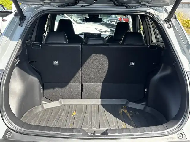 トヨタ カローラ クロス Z 熊本県 2023(令5)年 3万km セメントグレーメタリック ワンオーナー/純正ディスプレイーオーディオ/【Bluetooth/MiracastTM】/全周囲カメラ/バックカメラ/レーダークルーズコントロール/衝突軽減装置/レーンキープアシスト/コーナーセンサー/パワーバックドア/パワーシート/ハーフレザーシート/シートヒーター/ブレーキホールド/電動パーキング/純正18インチAW/前後ドライブレコーダー/ビルトインETC/オートLEDヘッドライト/ウィンカーミラー/プッシュスタート/ステアリングスイッチ/純正フロアマット/純正ドアバイザー/横滑り防止/盗難防止装置/保証書/取扱説明書