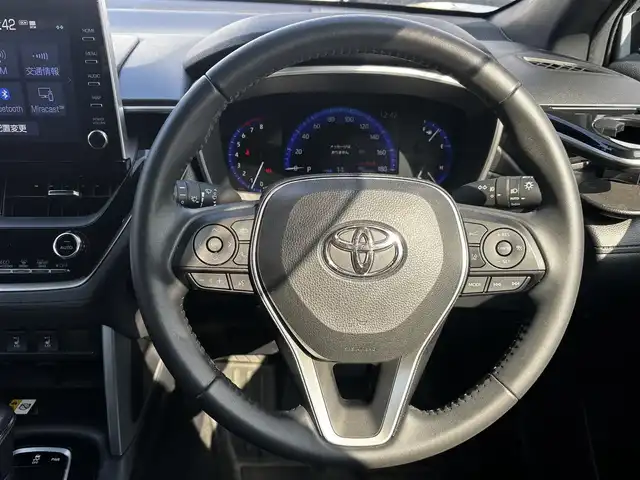 トヨタ カローラ クロス Z 熊本県 2023(令5)年 3万km セメントグレーメタリック ワンオーナー/純正ディスプレイーオーディオ/【Bluetooth/MiracastTM】/全周囲カメラ/バックカメラ/レーダークルーズコントロール/衝突軽減装置/レーンキープアシスト/コーナーセンサー/パワーバックドア/パワーシート/ハーフレザーシート/シートヒーター/ブレーキホールド/電動パーキング/純正18インチAW/前後ドライブレコーダー/ビルトインETC/オートLEDヘッドライト/ウィンカーミラー/プッシュスタート/ステアリングスイッチ/純正フロアマット/純正ドアバイザー/横滑り防止/盗難防止装置/保証書/取扱説明書