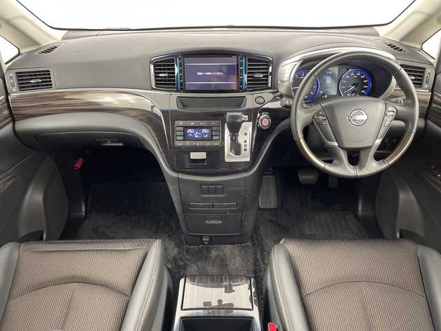 日産 エルグランド 250HWS アーバンクロム 大阪府 2017(平29)年 2.1万km ブリリアントホワイトパール フリップダウンモニター/純正メモリナビ/　　CD/DVD/BT/バックカメラ/両側パワースライドドア/クルーズコントロール/合皮ハーフレザーシート/オットマン/LEDオートライト/フォグランプ/純正18インチアルミホイール/スマートキー/ビルトインETC