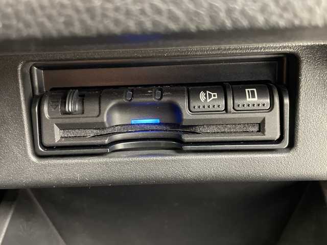 日産 エルグランド 250HWS アーバンクロム 大阪府 2017(平29)年 2.1万km ブリリアントホワイトパール フリップダウンモニター/純正メモリナビ/　　CD/DVD/BT/バックカメラ/両側パワースライドドア/クルーズコントロール/合皮ハーフレザーシート/オットマン/LEDオートライト/フォグランプ/純正18インチアルミホイール/スマートキー/ビルトインETC