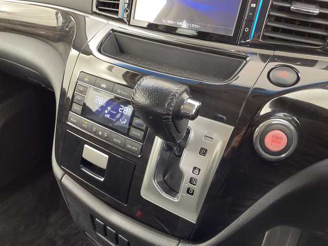 日産 エルグランド 250HWS アーバンクロム 大阪府 2017(平29)年 2.1万km ブリリアントホワイトパール フリップダウンモニター/純正メモリナビ/　　CD/DVD/BT/バックカメラ/両側パワースライドドア/クルーズコントロール/合皮ハーフレザーシート/オットマン/LEDオートライト/フォグランプ/純正18インチアルミホイール/スマートキー/ビルトインETC