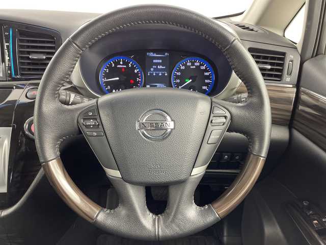 日産 エルグランド 250HWS アーバンクロム 大阪府 2017(平29)年 2.1万km ブリリアントホワイトパール フリップダウンモニター/純正メモリナビ/　　CD/DVD/BT/バックカメラ/両側パワースライドドア/クルーズコントロール/合皮ハーフレザーシート/オットマン/LEDオートライト/フォグランプ/純正18インチアルミホイール/スマートキー/ビルトインETC