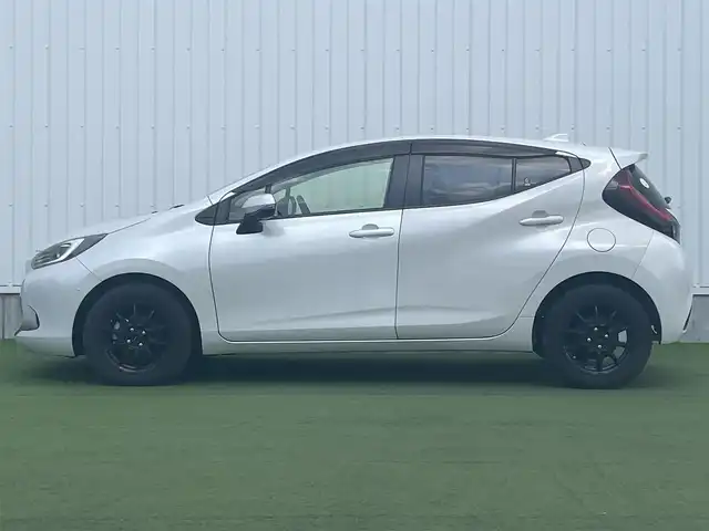 トヨタ アクア Z 香川県 2022(令4)年 2.4万km プラチナホワイトパールマイカ 登録時走行距離23400km/純正10.5型ディスプレイオーディオ/（ナビ機能/Bluetooth/USB）/パノラミックビューモニター/トヨタセーフティセンス/・プリクラッシュセーフティ/・レーントレーシングアシスト/・レーダークルーズコントロール/・クリアランスソナー/・パーキングサポートブレーキ/・リヤクロストラフィックアラート/・ロードサインアシスト/・オートマチックハイビーム/アドバンストパーク/ブラインドスポットモニター/ヘッドアップディスプレイ/革巻きステアリング/ステアリグスイッチ/純正ビルトインETC/オートLEDヘッドライト/フォグライト/ヘッドライトレベライザー/AC100Vコンセント/オート開閉機能付電動格納ミラー/純正フロアマット/社外15インチアルミホイール/スペアキー