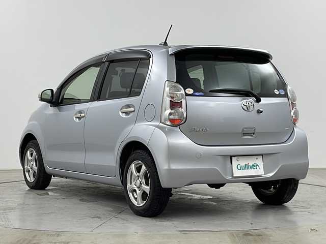 トヨタ パッソ プラスハナ 道央・札幌 2013(平25)年 8.6万km ブライトシルバーM ・４WD/・寒冷地仕様/・純正ディーラーOPナビ　　CD/DVD/BT/フルセグ/・ETC/・ドライブレコーダー/・ワイパーデアイサー/・スマートキー/・キーレスエントリー/・ハロゲンヘッドライト/・フォグランプ/・電動格納ミラー/・ウィンカーミラー/・純正フロアマット/・ドアバイザー/・スペアキー