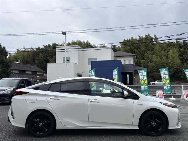 トヨタ プリウス ＰＨＶ A レザーパッケージ 熊本県 2018(平30)年 3.3万km ホワイトパールクリスタルシャイン 純正11.6インチナビ/【フルセグTV/Bluetooth再生/CD/DVD】/バックカメラ/レーダークルーズコントロール/レーンディパーチャーアラート/プリクラッシュセーフティ/クリアランスソナー/ブラインドスポットモニター/パークアシスト/オートハイビーム/LEDオートライト/ビルトインETC/ドライブレコーダー/シートヒーター/ステアリングヒーター/ステアリングスイッチ/取扱説明書/保証書/スペアキー