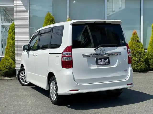 トヨタ ノア Si 岩手県 2013(平25)年 12.7万km ホワイトパールクリスタルシャイン 純正SDナビ/（フルセグTV/CD/DVD/Bluetooth）/バックカメラ/フリップダウンモニター/シートヒーター /両側パワースライドドア /パドルシフト/ビルドインETC/純正アルミホイール/プッシュスタート