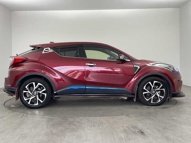 トヨタ Ｃ－ＨＲ G 兵庫県 2017(平29)年 3万km センシュアルレッドマイカ ・純正9インチナビ/SD/CD/DVD/TV/BT/・バックカメラ/・ビルトインETC/・トヨタセーフティセンス/・プリクラッシュセーフティ/・レーンディパーチャーアラート/・ブラインドスポットモニター/・クリアランスソナー/・オートハイビーム/・レーダークルーズコントロール/・ステアリングスイッチ/・運転席・助手席シートヒーター/・純正18インチアルミホイール/・社外エアロ/・LEDライト/・スマートキー/・スペアキー/・プッシュスタート