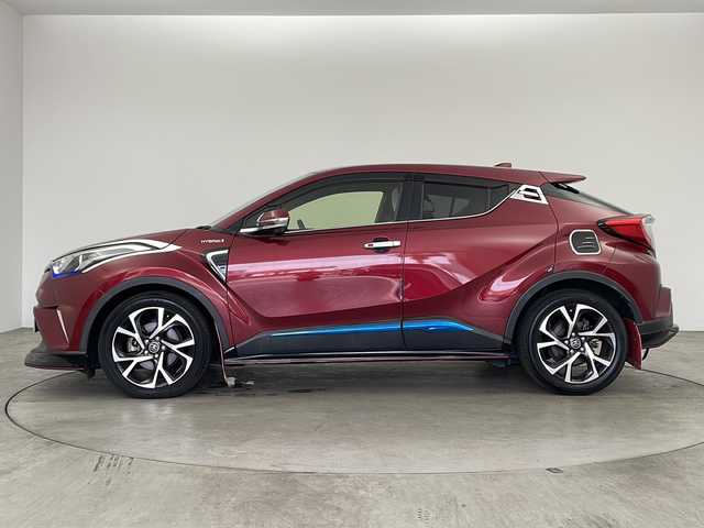 トヨタ Ｃ－ＨＲ G 兵庫県 2017(平29)年 3万km センシュアルレッドマイカ ・純正9インチナビ/SD/CD/DVD/TV/BT/・バックカメラ/・ビルトインETC/・トヨタセーフティセンス/・プリクラッシュセーフティ/・レーンディパーチャーアラート/・ブラインドスポットモニター/・クリアランスソナー/・オートハイビーム/・レーダークルーズコントロール/・ステアリングスイッチ/・運転席・助手席シートヒーター/・純正18インチアルミホイール/・社外エアロ/・LEDライト/・スマートキー/・スペアキー/・プッシュスタート