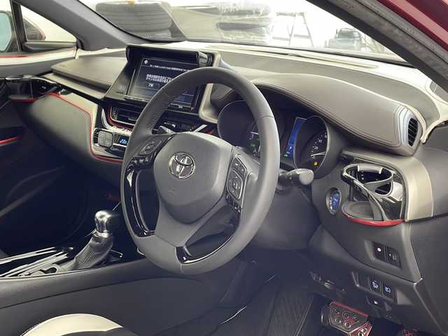 トヨタ Ｃ－ＨＲ G 兵庫県 2017(平29)年 3万km センシュアルレッドマイカ ・純正9インチナビ/SD/CD/DVD/TV/BT/・バックカメラ/・ビルトインETC/・トヨタセーフティセンス/・プリクラッシュセーフティ/・レーンディパーチャーアラート/・ブラインドスポットモニター/・クリアランスソナー/・オートハイビーム/・レーダークルーズコントロール/・ステアリングスイッチ/・運転席・助手席シートヒーター/・純正18インチアルミホイール/・社外エアロ/・LEDライト/・スマートキー/・スペアキー/・プッシュスタート