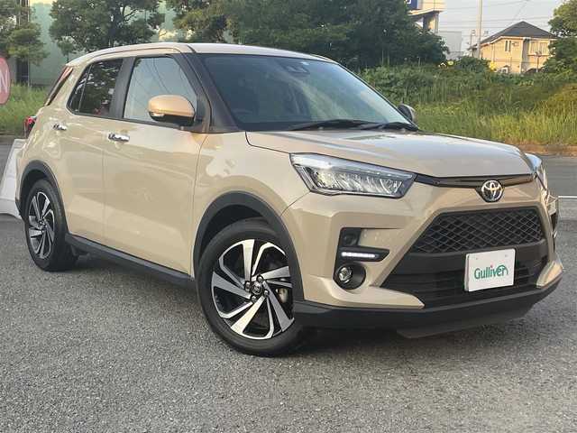 トヨタ ライズ Z 神奈川県 2023(令5)年 1.8万km ナチュラルベージュマイカM ワンオーナー/D.OP9インチディスプレイオーディオ・フルセグ・USB・HDMI・Bluetooth/AppleCarPlay/AndroidAuto/ビルトインETC/バックカメラ/スマートアシスト/・衝突回避支援ブレーキ機能/・衝突警報機能/・車線逸脱警報機能/車線逸脱抑制制御機能/・ふらつき警報/・路側逸脱警報/・ブレーキ制御付誤発進抑制機能（前後）/・先行車発進お知らせ機能/・ADB（アダプティブドライビングビーム）/・コーナーセンサー（前後）/・標識認識機能/・全車速追従機能付ACC/・サイドビューランプ/・LKC（レーンキープコントロール）/置くだけ充電/革巻きステアリング/ステリモ/前席シートヒーター/後席用USBポート×2/ISOFIX対応/LEDヘッドライト/フォグランプ/純正フロアマット/純正17インチアルミ/新車時保証書/取扱説明書/スペアキー