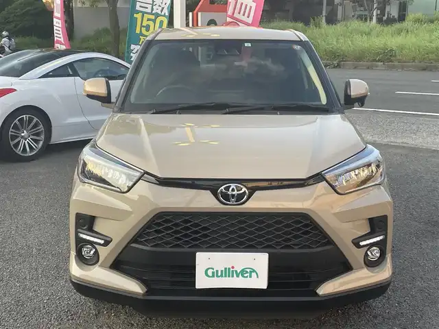 トヨタ ライズ Z 神奈川県 2023(令5)年 1.8万km ナチュラルベージュマイカM ワンオーナー/D.OP9インチディスプレイオーディオ・フルセグ・USB・HDMI・Bluetooth/AppleCarPlay/AndroidAuto/ビルトインETC/バックカメラ/スマートアシスト/・衝突回避支援ブレーキ機能/・衝突警報機能/・車線逸脱警報機能/車線逸脱抑制制御機能/・ふらつき警報/・路側逸脱警報/・ブレーキ制御付誤発進抑制機能（前後）/・先行車発進お知らせ機能/・ADB（アダプティブドライビングビーム）/・コーナーセンサー（前後）/・標識認識機能/・全車速追従機能付ACC/・サイドビューランプ/・LKC（レーンキープコントロール）/置くだけ充電/革巻きステアリング/ステリモ/前席シートヒーター/後席用USBポート×2/ISOFIX対応/LEDヘッドライト/フォグランプ/純正フロアマット/純正17インチアルミ/新車時保証書/取扱説明書/スペアキー