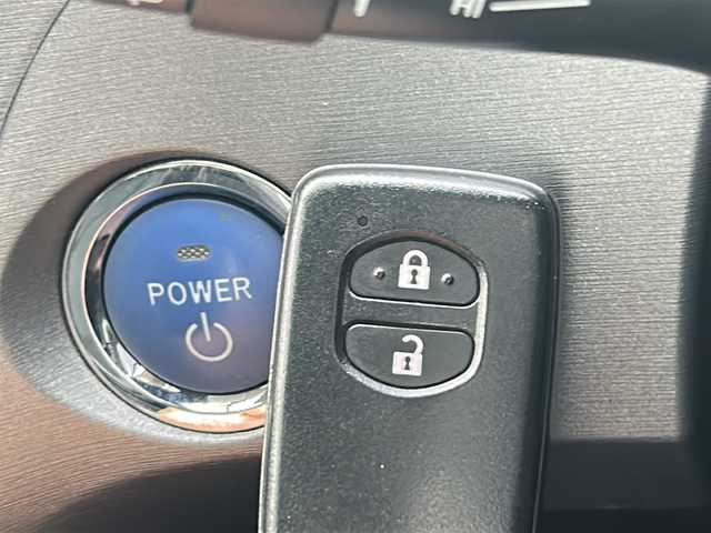 トヨタ プリウス S ツーリングセレ マイコーデ 沖縄県 2013(平25)年 5.6万km 青 純正ナビ・TV・Bluetooth・CD/バックカメラ/ETC/純正アルミ/LEDヘッドライト/ステアリングスイッチ/ヘッドライトウォッシャー/ウィンカードアミラー/フォグランプ/スマートキー