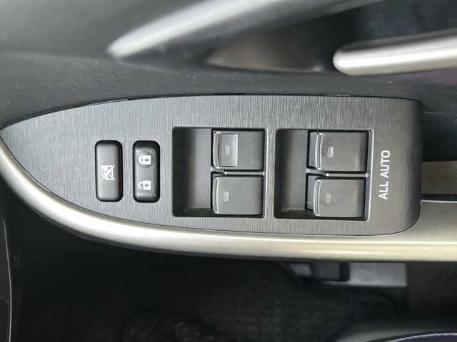 トヨタ プリウス S ツーリングセレ マイコーデ 沖縄県 2013(平25)年 5.6万km 青 純正ナビ・TV・Bluetooth・CD/バックカメラ/ETC/純正アルミ/LEDヘッドライト/ステアリングスイッチ/ヘッドライトウォッシャー/ウィンカードアミラー/フォグランプ/スマートキー