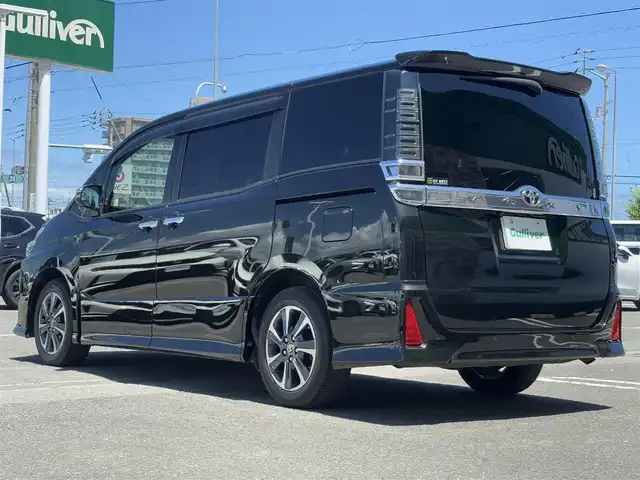トヨタ ヴォクシー ZS 煌Ⅲ 徳島県 2021(令3)年 3.9万km イナズマスパーキングブラックガラスフレーク ディーラーop10インチナビ/（バックカメラ/フルセグTV/CD/DVD）/純正12インチフリップダウンモニター/両側パワースライドドア/クルーズコントロール/LDA/PKSB/クリアランスソナー/LEDヘッドライト/オートライト/純正16AW/純正フロアマット/ETC2.0/スペアキー