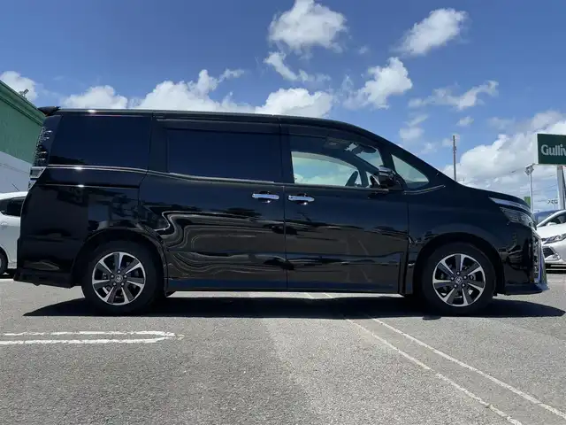 トヨタ ヴォクシー ZS 煌Ⅲ 徳島県 2021(令3)年 3.9万km イナズマスパーキングブラックガラスフレーク ディーラーop10インチナビ/（バックカメラ/フルセグTV/CD/DVD）/純正12インチフリップダウンモニター/両側パワースライドドア/クルーズコントロール/LDA/PKSB/クリアランスソナー/LEDヘッドライト/オートライト/純正16AW/純正フロアマット/ETC2.0/スペアキー