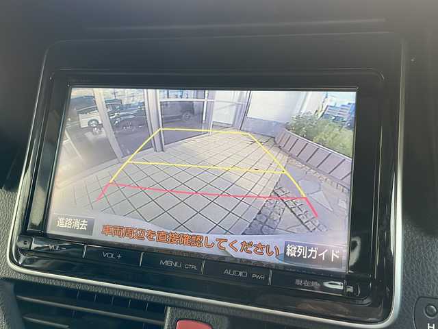 トヨタ ノア Si 静岡県 2014(平26)年 7.8万km ホワイトパールクリスタルシャイン 純正SDナビ/・CD/・DVD/・フルセグＴＶ/・Bluetooth/・USB/・HDMI/・AM/・FM/主要装備/・両側パワスラ/・純正後席モニター/・バックカメラ/・ビルトインETC/・横滑り防止装置/・LEDヘッドライト/・オートライト/・フォグランプ/・スマートキー/・プッシュスタート/・純正アルミホイール/・純正フロアマット