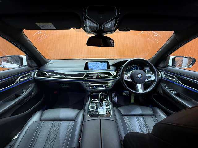 ＢＭＷ ７４０ｄ xDrive Mスポーツ 千葉県 2017(平29)年 3.8万km ミネラルホワイト ＳＲ　/黒革　/ＡＣＣ　/ナビ　/ＣａｒＰｌａｙ　/ＴＶ　/３６０°ｈａｒｍａｎｋａｒｄｏｎサウンド　/ＨＵＤ　/ＢＭＷレーザーライト　/シートＨ　/電動リアゲート　/アンビエントライト　/衝突軽減Ｂ　/ＢＳＭ　/ＬＫＡ　/ＥＴＣ