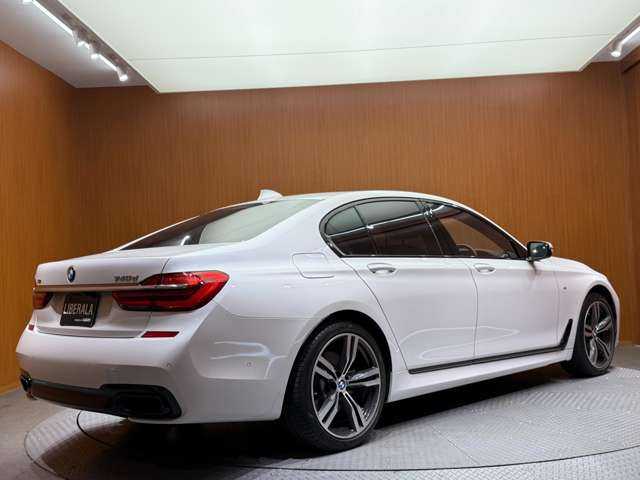 ＢＭＷ ７４０ｄ xDrive Mスポーツ 千葉県 2017(平29)年 3.8万km ミネラルホワイト ＳＲ　/黒革　/ＡＣＣ　/ナビ　/ＣａｒＰｌａｙ　/ＴＶ　/３６０°ｈａｒｍａｎｋａｒｄｏｎサウンド　/ＨＵＤ　/ＢＭＷレーザーライト　/シートＨ　/電動リアゲート　/アンビエントライト　/衝突軽減Ｂ　/ＢＳＭ　/ＬＫＡ　/ＥＴＣ