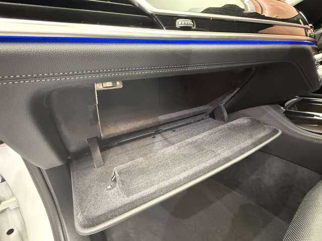ＢＭＷ ７４０ｄ xDrive Mスポーツ 千葉県 2017(平29)年 3.8万km ミネラルホワイト ＳＲ　/黒革　/ＡＣＣ　/ナビ　/ＣａｒＰｌａｙ　/ＴＶ　/３６０°ｈａｒｍａｎｋａｒｄｏｎサウンド　/ＨＵＤ　/ＢＭＷレーザーライト　/シートＨ　/電動リアゲート　/アンビエントライト　/衝突軽減Ｂ　/ＢＳＭ　/ＬＫＡ　/ＥＴＣ