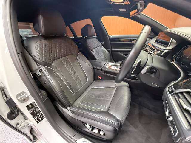 ＢＭＷ ７４０ｄ xDrive Mスポーツ 千葉県 2017(平29)年 3.8万km ミネラルホワイト ＳＲ　/黒革　/ＡＣＣ　/ナビ　/ＣａｒＰｌａｙ　/ＴＶ　/３６０°ｈａｒｍａｎｋａｒｄｏｎサウンド　/ＨＵＤ　/ＢＭＷレーザーライト　/シートＨ　/電動リアゲート　/アンビエントライト　/衝突軽減Ｂ　/ＢＳＭ　/ＬＫＡ　/ＥＴＣ