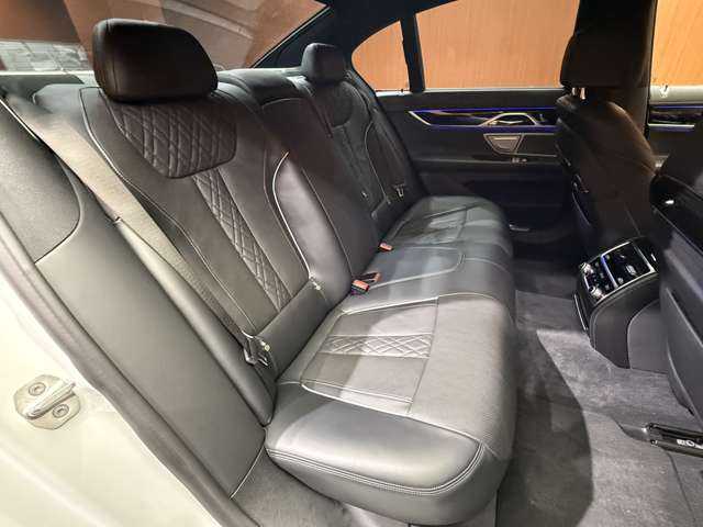 ＢＭＷ ７４０ｄ xDrive Mスポーツ 千葉県 2017(平29)年 3.8万km ミネラルホワイト ＳＲ　/黒革　/ＡＣＣ　/ナビ　/ＣａｒＰｌａｙ　/ＴＶ　/３６０°ｈａｒｍａｎｋａｒｄｏｎサウンド　/ＨＵＤ　/ＢＭＷレーザーライト　/シートＨ　/電動リアゲート　/アンビエントライト　/衝突軽減Ｂ　/ＢＳＭ　/ＬＫＡ　/ＥＴＣ