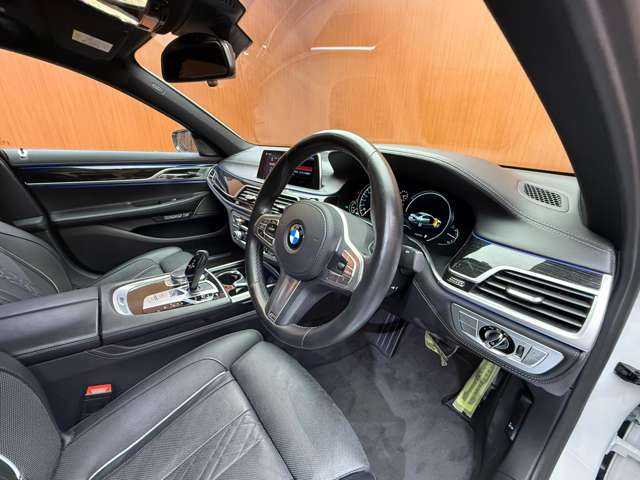 ＢＭＷ ７４０ｄ xDrive Mスポーツ 千葉県 2017(平29)年 3.8万km ミネラルホワイト ＳＲ　/黒革　/ＡＣＣ　/ナビ　/ＣａｒＰｌａｙ　/ＴＶ　/３６０°ｈａｒｍａｎｋａｒｄｏｎサウンド　/ＨＵＤ　/ＢＭＷレーザーライト　/シートＨ　/電動リアゲート　/アンビエントライト　/衝突軽減Ｂ　/ＢＳＭ　/ＬＫＡ　/ＥＴＣ