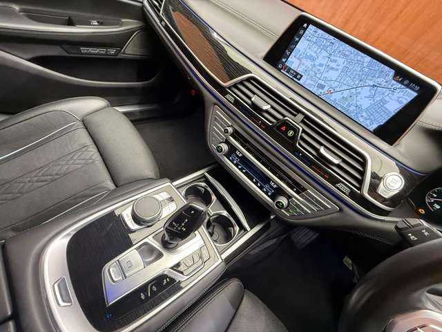 ＢＭＷ ７４０ｄ xDrive Mスポーツ 千葉県 2017(平29)年 3.8万km ミネラルホワイト ＳＲ　/黒革　/ＡＣＣ　/ナビ　/ＣａｒＰｌａｙ　/ＴＶ　/３６０°ｈａｒｍａｎｋａｒｄｏｎサウンド　/ＨＵＤ　/ＢＭＷレーザーライト　/シートＨ　/電動リアゲート　/アンビエントライト　/衝突軽減Ｂ　/ＢＳＭ　/ＬＫＡ　/ＥＴＣ