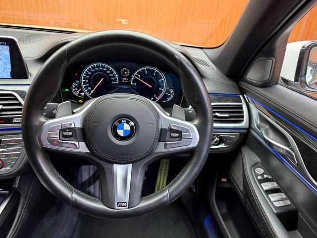 ＢＭＷ ７４０ｄ xDrive Mスポーツ 千葉県 2017(平29)年 3.8万km ミネラルホワイト ＳＲ　/黒革　/ＡＣＣ　/ナビ　/ＣａｒＰｌａｙ　/ＴＶ　/３６０°ｈａｒｍａｎｋａｒｄｏｎサウンド　/ＨＵＤ　/ＢＭＷレーザーライト　/シートＨ　/電動リアゲート　/アンビエントライト　/衝突軽減Ｂ　/ＢＳＭ　/ＬＫＡ　/ＥＴＣ