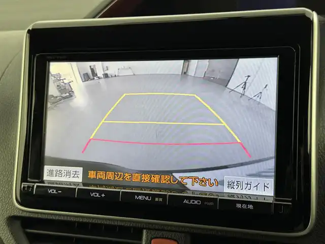 トヨタ ノア Si 福岡県 2014(平26)年 6万km ボルドーマイカメタリック 純正ナビ（フルセグＴＶ、Ｂｌｕｅｔｏｏｔｈ）　/ビルトインＥＴＣ　/バックカメラ　/後席用モニター　/両側パワースライドドア　/横滑り防止装置　/盗難防止システム　/純正１６インチアルミホイール　/ＬＥＤヘッドライト