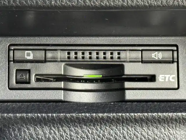 トヨタ ノア Si 福岡県 2014(平26)年 6万km ボルドーマイカメタリック 純正ナビ（フルセグＴＶ、Ｂｌｕｅｔｏｏｔｈ）　/ビルトインＥＴＣ　/バックカメラ　/後席用モニター　/両側パワースライドドア　/横滑り防止装置　/盗難防止システム　/純正１６インチアルミホイール　/ＬＥＤヘッドライト
