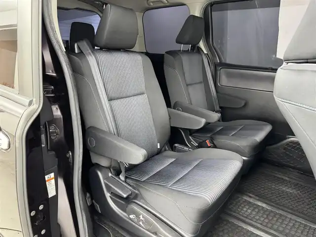 トヨタ ノア Si 福岡県 2014(平26)年 6万km ボルドーマイカメタリック 純正ナビ（フルセグＴＶ、Ｂｌｕｅｔｏｏｔｈ）　/ビルトインＥＴＣ　/バックカメラ　/後席用モニター　/両側パワースライドドア　/横滑り防止装置　/盗難防止システム　/純正１６インチアルミホイール　/ＬＥＤヘッドライト