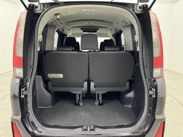 トヨタ ノア Si 福岡県 2014(平26)年 6万km ボルドーマイカメタリック 純正ナビ（フルセグＴＶ、Ｂｌｕｅｔｏｏｔｈ）　/ビルトインＥＴＣ　/バックカメラ　/後席用モニター　/両側パワースライドドア　/横滑り防止装置　/盗難防止システム　/純正１６インチアルミホイール　/ＬＥＤヘッドライト