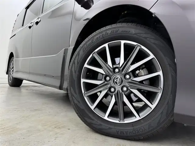 トヨタ ノア Si 福岡県 2014(平26)年 6万km ボルドーマイカメタリック 純正ナビ（フルセグＴＶ、Ｂｌｕｅｔｏｏｔｈ）　/ビルトインＥＴＣ　/バックカメラ　/後席用モニター　/両側パワースライドドア　/横滑り防止装置　/盗難防止システム　/純正１６インチアルミホイール　/ＬＥＤヘッドライト