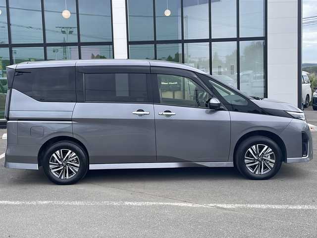 日産 セレナ ハイウェイスター V 道東・釧路十勝 2023(令5)年 1.5万km ダークメタルグレー ・4WD/・純正12.3インチナビ/（Bluetooth・フルセグ・ラジオ・USB・applecarplay・androidauto）/・全方位カメラ/・社外14.1インチフリップダウンモニター/・プロパイロット/・ビルトインETC2.0/・純正前後ドライブレコーダー/・ハンズフリー両側パワースライドドア/・横滑り防止装置/・衝突被害軽減システム/・置くだけ充電/・ステアリングヒーター/・デジタルインナーミラー/・前席・中席シートヒーター/・ブラインドスポットモニター/・パドルシフト/・ステアリングスイッチ/・前後コーナーセンサー/・純正フロアマット/・ドアバイザー/・LEDヘッドライト/・スマートキー/・プッシュスタート/・アイドリングストップ/・純正16インチアルミホイール/・保証書