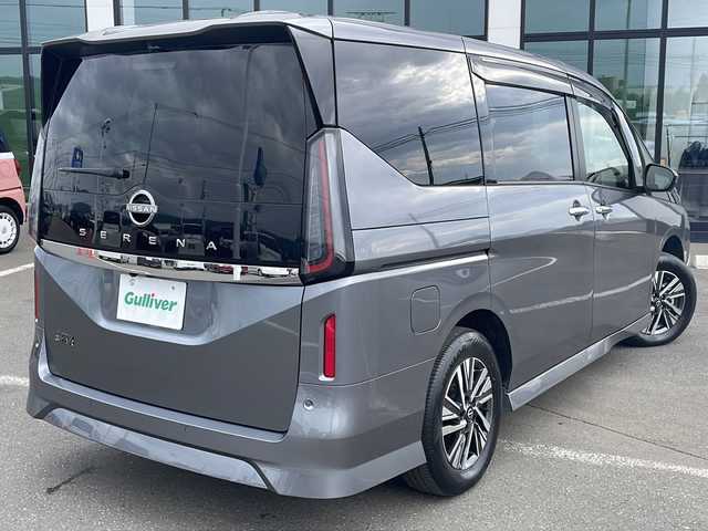 日産 セレナ ハイウェイスター V 道東・釧路十勝 2023(令5)年 1.5万km ダークメタルグレー ・4WD/・純正12.3インチナビ/（Bluetooth・フルセグ・ラジオ・USB・applecarplay・androidauto）/・全方位カメラ/・社外14.1インチフリップダウンモニター/・プロパイロット/・ビルトインETC2.0/・純正前後ドライブレコーダー/・ハンズフリー両側パワースライドドア/・横滑り防止装置/・衝突被害軽減システム/・置くだけ充電/・ステアリングヒーター/・デジタルインナーミラー/・前席・中席シートヒーター/・ブラインドスポットモニター/・パドルシフト/・ステアリングスイッチ/・前後コーナーセンサー/・純正フロアマット/・ドアバイザー/・LEDヘッドライト/・スマートキー/・プッシュスタート/・アイドリングストップ/・純正16インチアルミホイール/・保証書