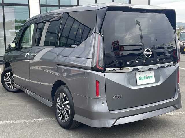 日産 セレナ ハイウェイスター V 岩手県 2023(令5)年 1.5万km ダークメタルグレー 禁煙車/・4WD/・純正12.3インチナビ/（Bluetooth・フルセグ・ラジオ・USB・applecarplay・androidauto）/・全方位カメラ/・社外14.1インチフリップダウンモニター/・プロパイロット/・ビルトインETC2.0/・純正前後ドライブレコーダー/・ハンズフリー両側パワースライドドア/・横滑り防止装置/・衝突被害軽減システム/・置くだけ充電/・ステアリングヒーター/・デジタルインナーミラー/・前席・中席シートヒーター/・ブラインドスポットモニター/・パドルシフト/・ステアリングスイッチ/・前後コーナーセンサー/・純正フロアマット/・ドアバイザー/・LEDヘッドライト/・スマートキー/・プッシュスタート/・アイドリングストップ/・純正16インチアルミホイール/・保証書