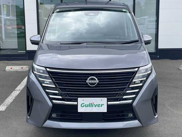 日産 セレナ ハイウェイスター V 岩手県 2023(令5)年 1.5万km ダークメタルグレー 禁煙車/・4WD/・純正12.3インチナビ/（Bluetooth・フルセグ・ラジオ・USB・applecarplay・androidauto）/・全方位カメラ/・社外14.1インチフリップダウンモニター/・プロパイロット/・ビルトインETC2.0/・純正前後ドライブレコーダー/・ハンズフリー両側パワースライドドア/・横滑り防止装置/・衝突被害軽減システム/・置くだけ充電/・ステアリングヒーター/・デジタルインナーミラー/・前席・中席シートヒーター/・ブラインドスポットモニター/・パドルシフト/・ステアリングスイッチ/・前後コーナーセンサー/・純正フロアマット/・ドアバイザー/・LEDヘッドライト/・スマートキー/・プッシュスタート/・アイドリングストップ/・純正16インチアルミホイール/・保証書