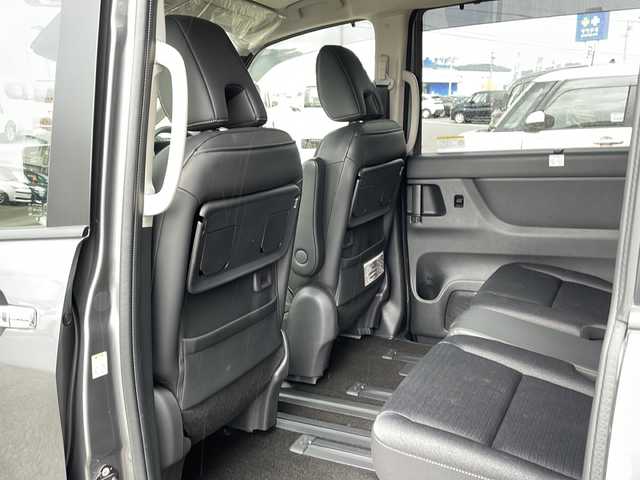 日産 セレナ ハイウェイスター V 岩手県 2023(令5)年 1.5万km ダークメタルグレー 禁煙車/・4WD/・純正12.3インチナビ/（Bluetooth・フルセグ・ラジオ・USB・applecarplay・androidauto）/・全方位カメラ/・社外14.1インチフリップダウンモニター/・プロパイロット/・ビルトインETC2.0/・純正前後ドライブレコーダー/・ハンズフリー両側パワースライドドア/・横滑り防止装置/・衝突被害軽減システム/・置くだけ充電/・ステアリングヒーター/・デジタルインナーミラー/・前席・中席シートヒーター/・ブラインドスポットモニター/・パドルシフト/・ステアリングスイッチ/・前後コーナーセンサー/・純正フロアマット/・ドアバイザー/・LEDヘッドライト/・スマートキー/・プッシュスタート/・アイドリングストップ/・純正16インチアルミホイール/・保証書