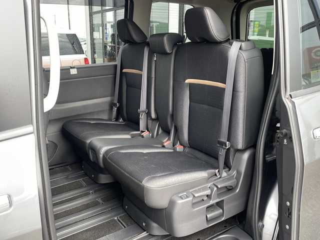 日産 セレナ ハイウェイスター V 岩手県 2023(令5)年 1.5万km ダークメタルグレー 禁煙車/・4WD/・純正12.3インチナビ/（Bluetooth・フルセグ・ラジオ・USB・applecarplay・androidauto）/・全方位カメラ/・社外14.1インチフリップダウンモニター/・プロパイロット/・ビルトインETC2.0/・純正前後ドライブレコーダー/・ハンズフリー両側パワースライドドア/・横滑り防止装置/・衝突被害軽減システム/・置くだけ充電/・ステアリングヒーター/・デジタルインナーミラー/・前席・中席シートヒーター/・ブラインドスポットモニター/・パドルシフト/・ステアリングスイッチ/・前後コーナーセンサー/・純正フロアマット/・ドアバイザー/・LEDヘッドライト/・スマートキー/・プッシュスタート/・アイドリングストップ/・純正16インチアルミホイール/・保証書