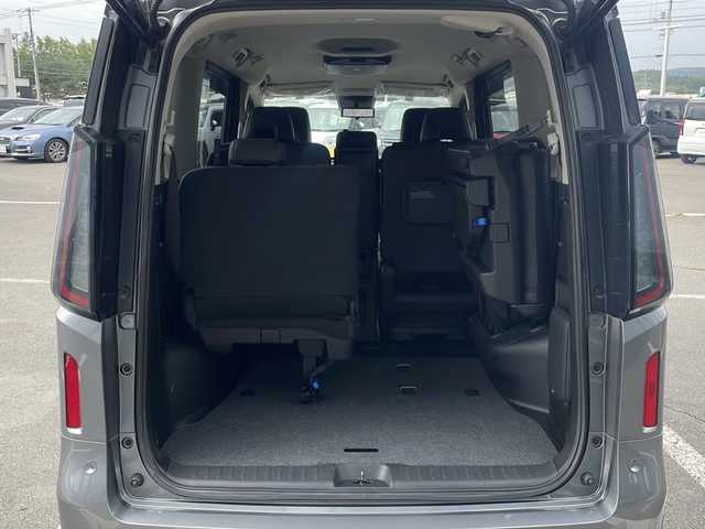 日産 セレナ ハイウェイスター V 岩手県 2023(令5)年 1.5万km ダークメタルグレー 禁煙車/・4WD/・純正12.3インチナビ/（Bluetooth・フルセグ・ラジオ・USB・applecarplay・androidauto）/・全方位カメラ/・社外14.1インチフリップダウンモニター/・プロパイロット/・ビルトインETC2.0/・純正前後ドライブレコーダー/・ハンズフリー両側パワースライドドア/・横滑り防止装置/・衝突被害軽減システム/・置くだけ充電/・ステアリングヒーター/・デジタルインナーミラー/・前席・中席シートヒーター/・ブラインドスポットモニター/・パドルシフト/・ステアリングスイッチ/・前後コーナーセンサー/・純正フロアマット/・ドアバイザー/・LEDヘッドライト/・スマートキー/・プッシュスタート/・アイドリングストップ/・純正16インチアルミホイール/・保証書