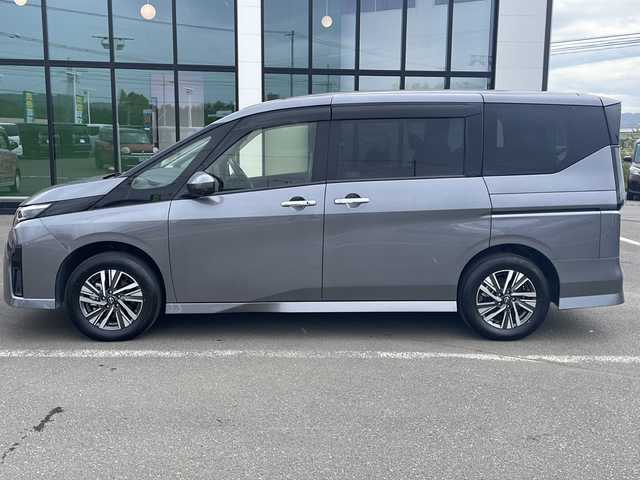 日産 セレナ ハイウェイスター V 岩手県 2023(令5)年 1.5万km ダークメタルグレー 禁煙車/・4WD/・純正12.3インチナビ/（Bluetooth・フルセグ・ラジオ・USB・applecarplay・androidauto）/・全方位カメラ/・社外14.1インチフリップダウンモニター/・プロパイロット/・ビルトインETC2.0/・純正前後ドライブレコーダー/・ハンズフリー両側パワースライドドア/・横滑り防止装置/・衝突被害軽減システム/・置くだけ充電/・ステアリングヒーター/・デジタルインナーミラー/・前席・中席シートヒーター/・ブラインドスポットモニター/・パドルシフト/・ステアリングスイッチ/・前後コーナーセンサー/・純正フロアマット/・ドアバイザー/・LEDヘッドライト/・スマートキー/・プッシュスタート/・アイドリングストップ/・純正16インチアルミホイール/・保証書